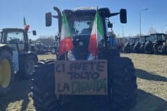 Presidio degli agricoltori nei pressi del casello di Bettolle in Valdichiana Arezzo