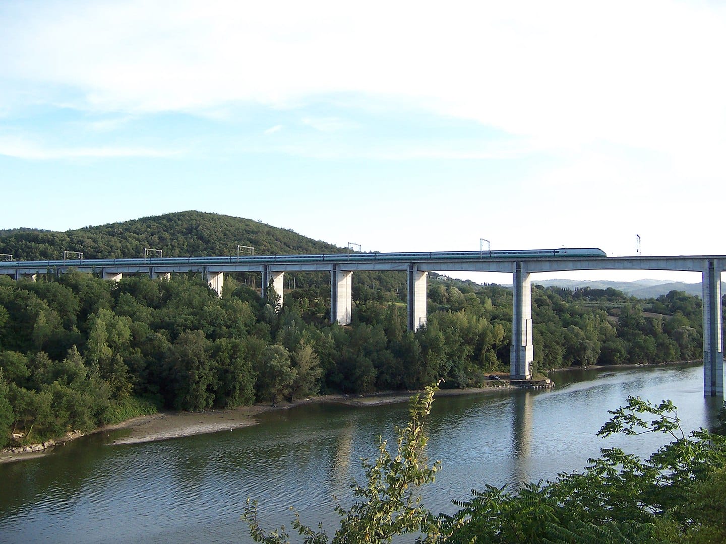 Direttissima Firenze-Roma. Linea ferroviaria ad alta velocità. Ponte sull'Arno tra Arezzo e Montevarchi